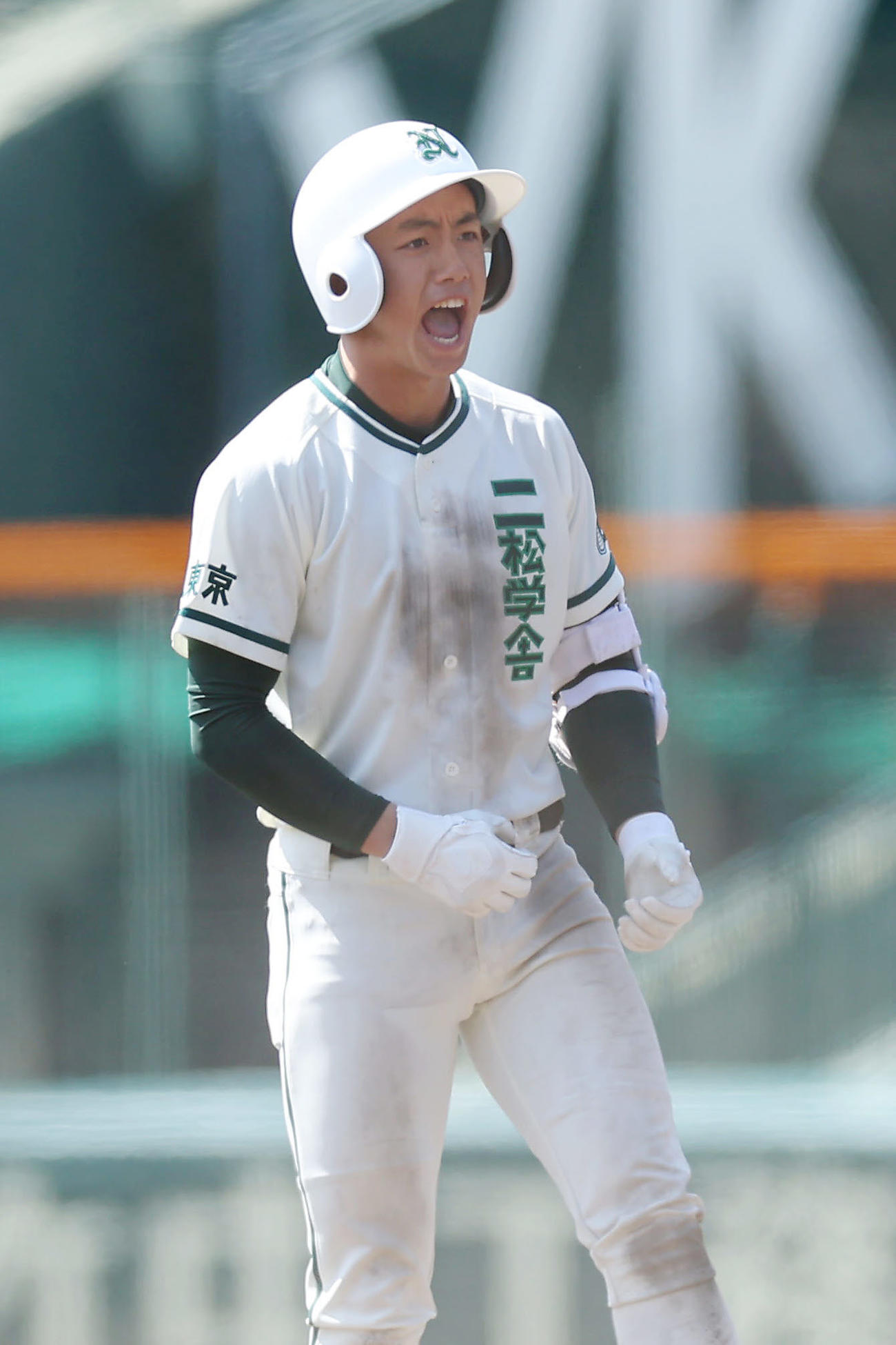 柳ヶ浦対二松学舎大付　6回裏二松学舎大付2死二塁、勝ち越し適時二塁打を放ち、雄たけびを上げる入山（2025年3月18日）