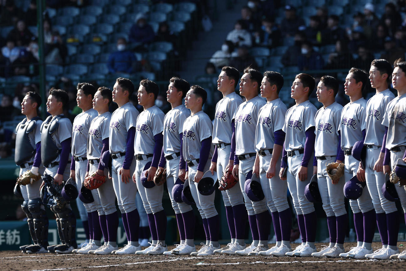 米子松蔭対花巻東　米子松蔭に勝利し、校歌を斉唱する花巻東の選手たち（2025年3月18日）