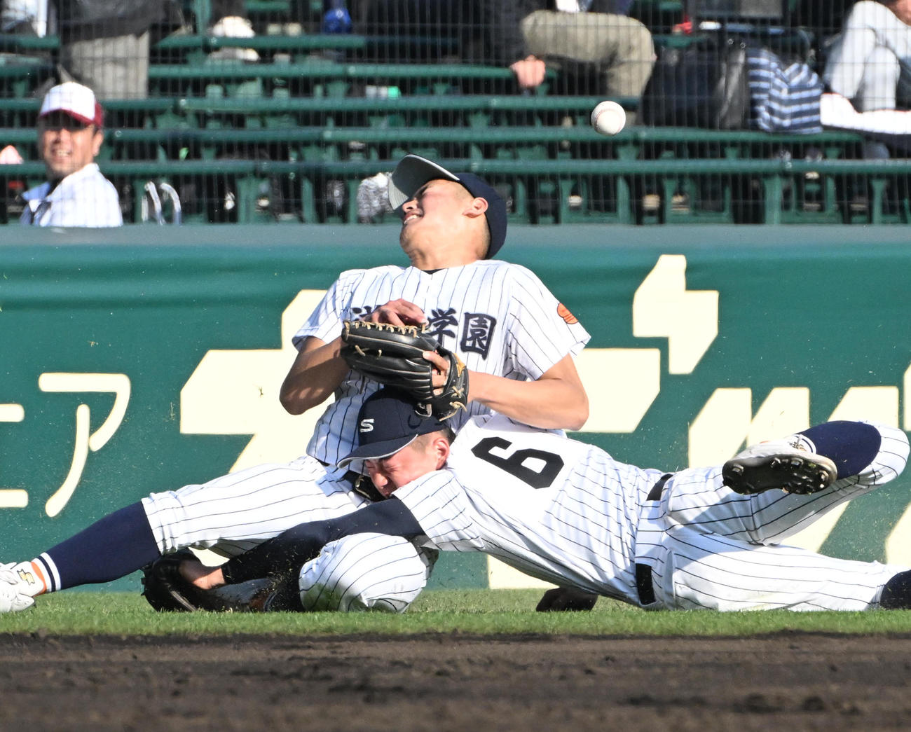 浦和実対滋賀学園　5回表浦和実2死満塁　三島の左適時打を追い激突する滋賀学園・藤川（手前）、金城（撮影・石井愛子）
