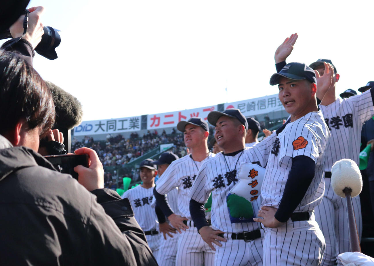 表情豊かにスタンドを盛り上げる滋賀学園・応援団長の松田虎太朗内野手（写真中央）（撮影・中島麗）