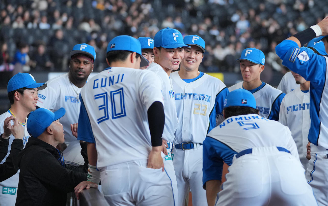 日本ハム対ヤクルト　試合前、円陣の声出しを務める日本ハム清宮幸（中央）（撮影・垰建太）