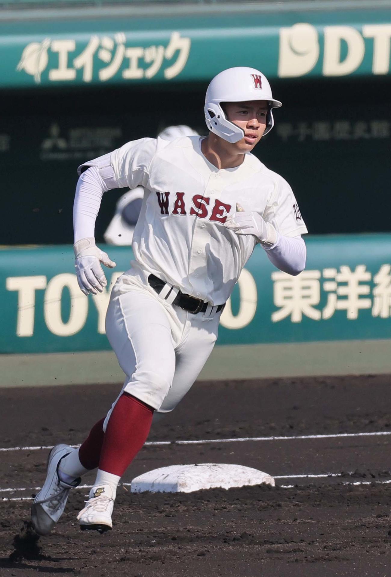 早実対高松商　2回表早実1死一塁、中村は先制適時二塁打を放つ（撮影・上田博志）