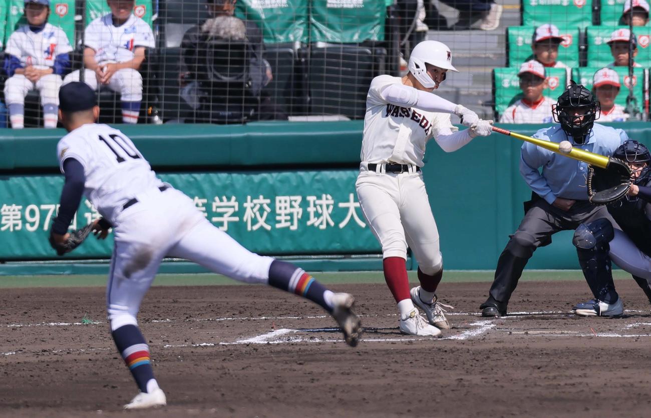 早実対高松商　7回表早大2死、中村は三塁打を放つ（撮影・上田博志）