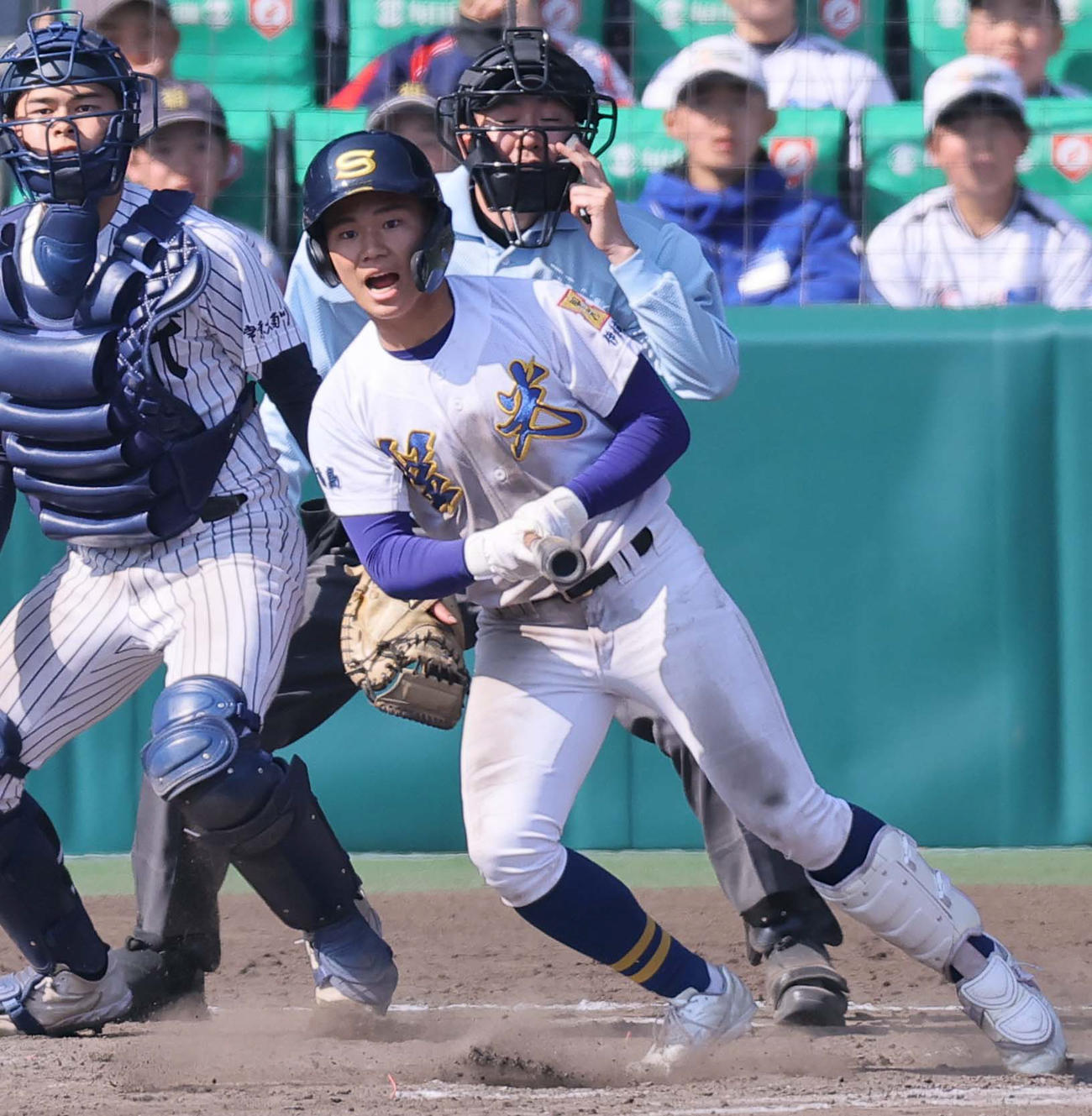 常葉大菊川対聖光学院　12回裏聖光学院1死一、三塁、鈴木はサヨナラ犠飛を放つ（撮影・上田博志）