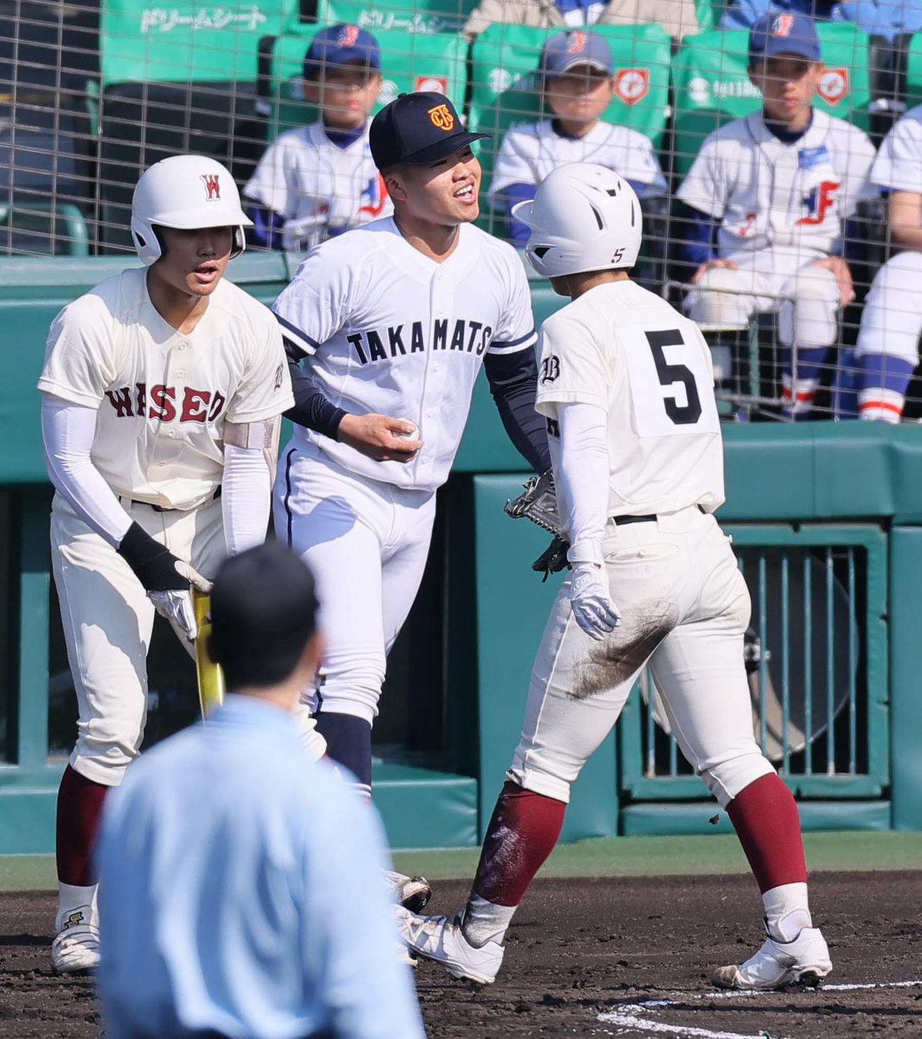 早実対高松商　2回表早実1死一塁、末包（中央）は中村の先制適時二塁打で唐渡（右）の生還を許す（撮影・上田博志）
