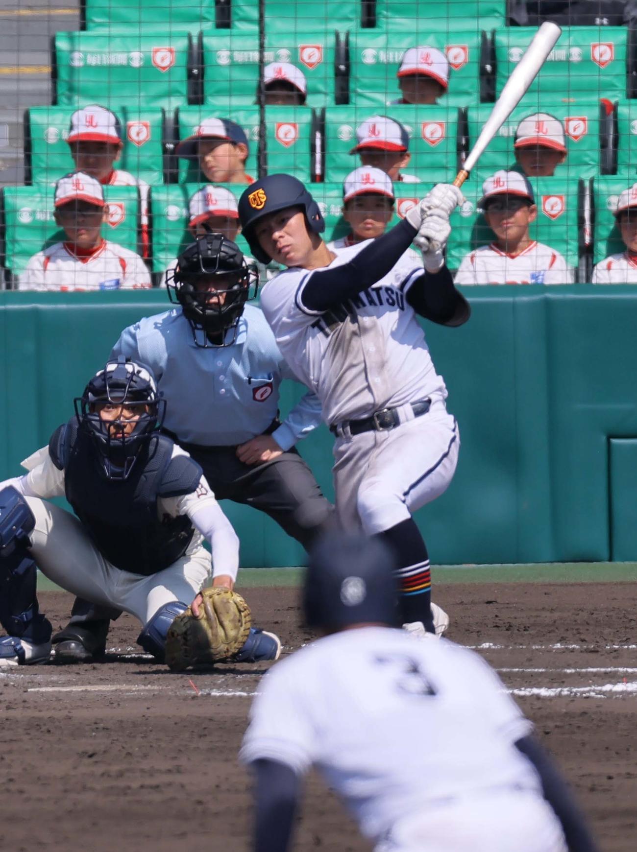 早実対高松商　8回裏高松商無死一、二塁、右前適時打を放つ唐渡（撮影・上田博志）