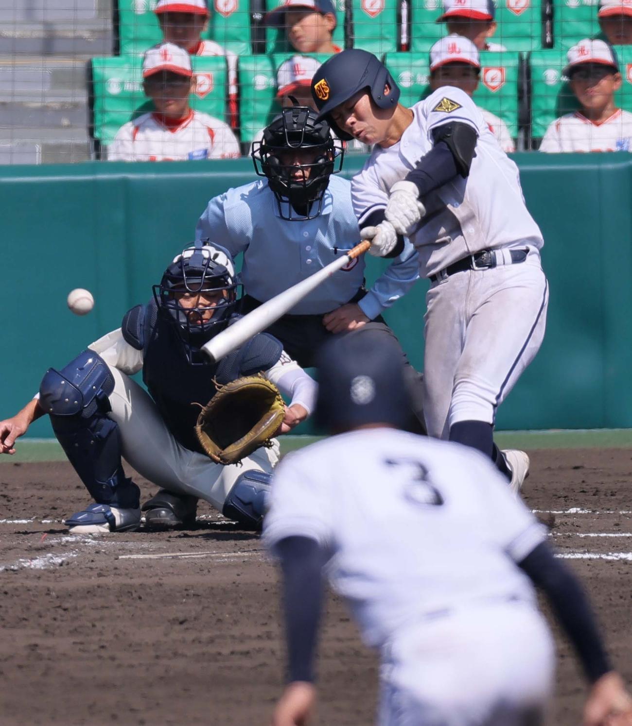 早実対高松商　8回裏高松商無死一、二塁、右前適時打を放つ唐渡（撮影・上田博志）