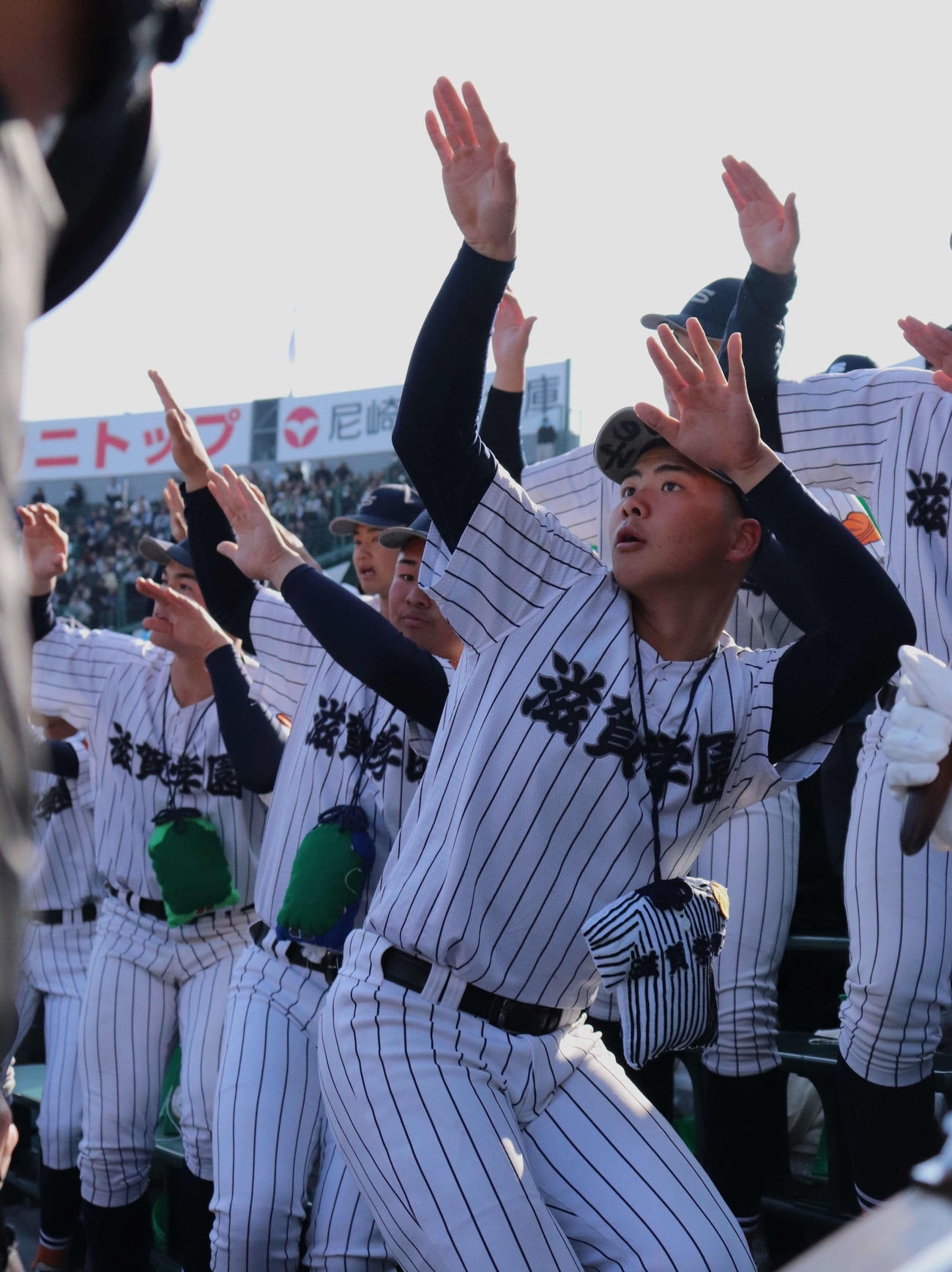 「R．Y．U．S．E．I．」を踊る滋賀学園・応援団長の松田虎太朗内野手（撮影・中島麗）