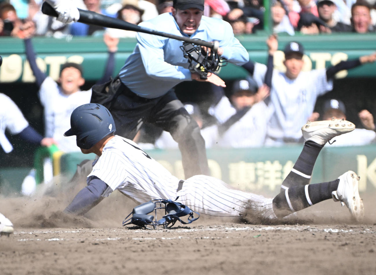 常葉大菊川対聖光学院　タイブレーク10回表常葉大菊川1死一、二塁　常葉大菊川の今泉琥右蔵の中犠飛で生還する児玉一琉（撮影・石井愛子）＝2025年3月22日、甲子園球（撮影・石井愛子）