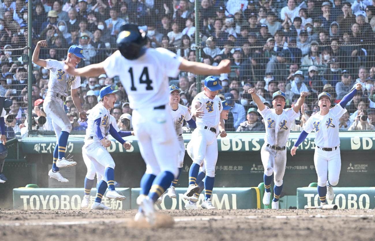 常葉大菊川対聖光学院　12回裏聖光学院1死一、三塁、鈴木の犠飛でサヨナラ勝ちし喜ぶ聖光学院ナイン（撮影・和賀正仁）