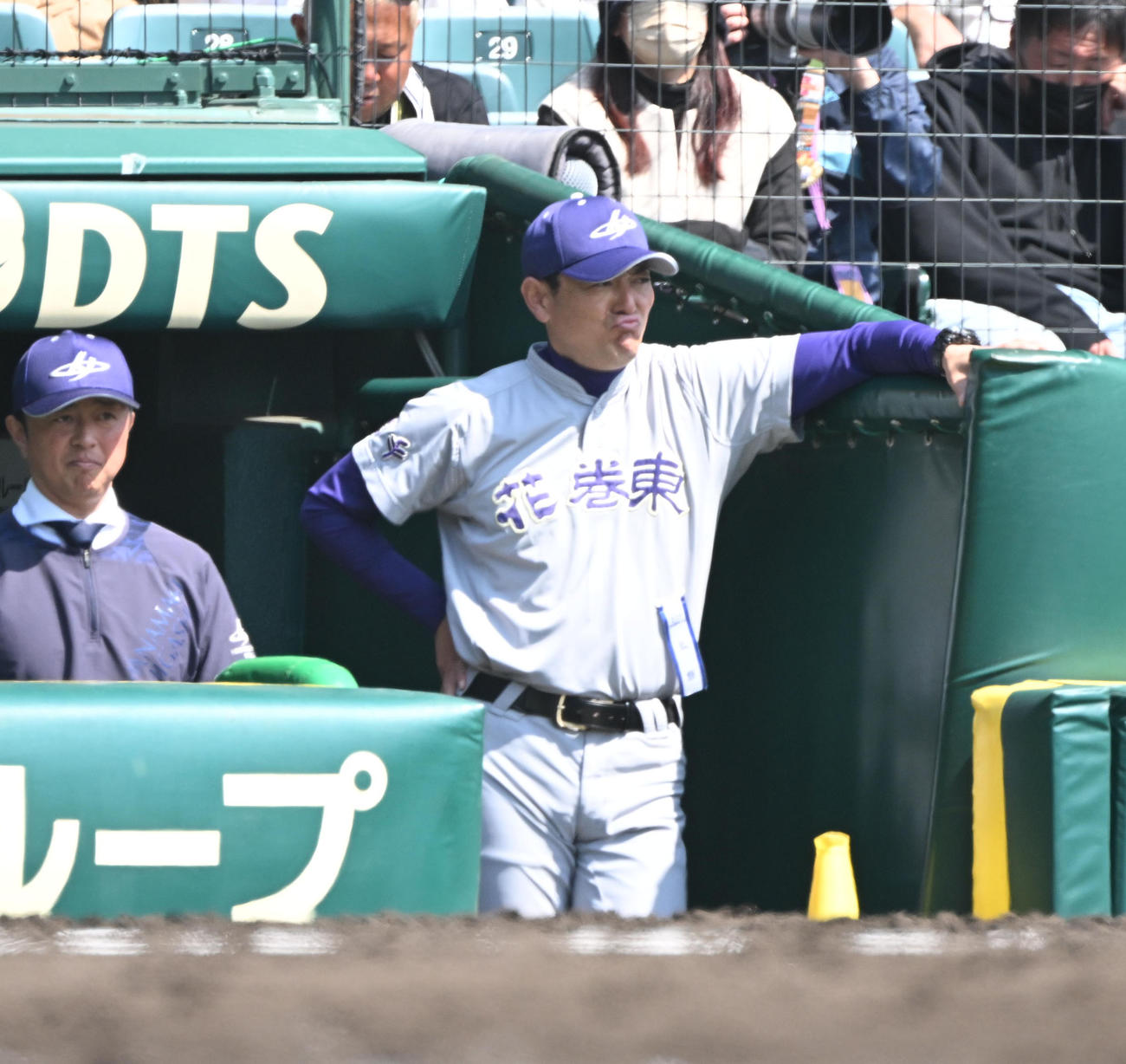 花巻東対二松学舎大付　ベンチから指揮を執る花巻東・佐々木監督（撮影・和賀正仁）