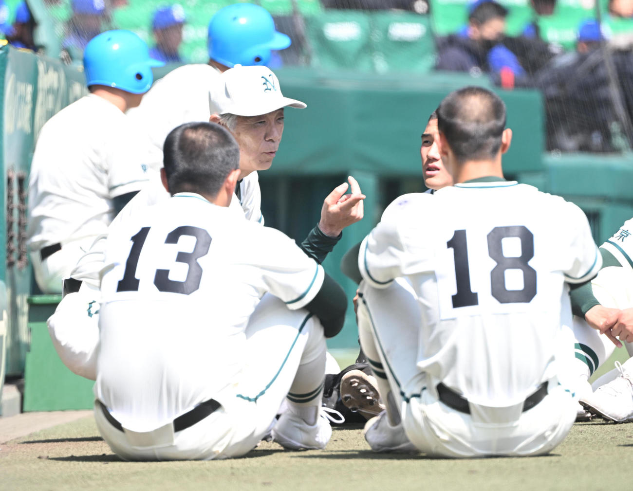 花巻東対二松学舎大付　選手を座らせ話をする二松学舎大付・市原監督（撮影・和賀正仁）