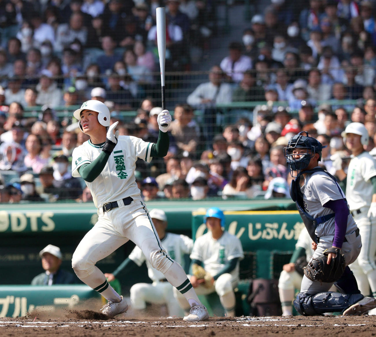 花巻東対二松学舎大付　7回裏二松学舎大付無死一塁、永尾は左越え2点本塁打を放つ。捕手・高橋蓮（撮影・上山淳一）