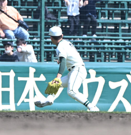 花巻東対二松学舎大付　佐藤の打球を後逸する左翼手大橋（撮影・和賀正仁）