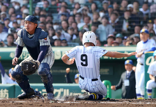 健大高崎対敦賀気比　1回表健大高崎2死一、二塁、二走・栗原（右）は杉山の左2点適時二塁打で生還する。捕手・小林（撮影・上山淳一）