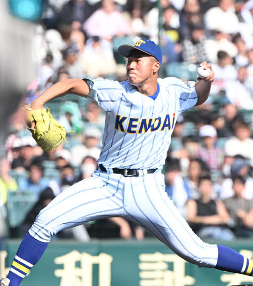 健大高崎対敦賀気比　先発する健大高崎・下重（撮影・和賀正仁）