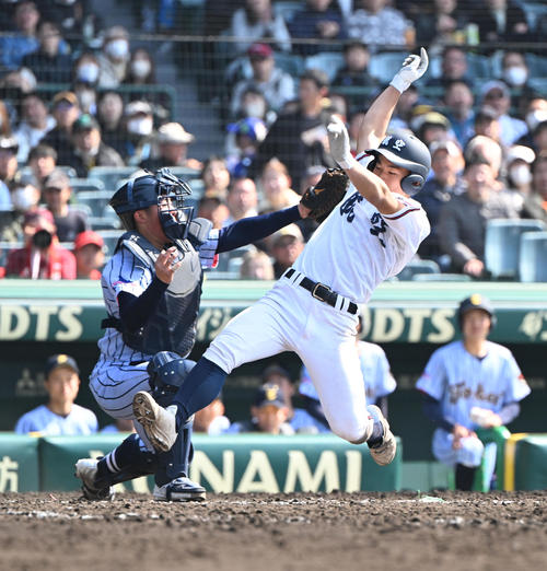 東海大札幌対日本航空石川　4回裏日本航空石川無死二、三塁、左越え適時三塁打を放ち本塁を狙った北川はタッチアウト（撮影・和賀正仁）