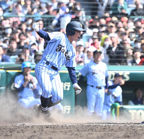 東海大札幌対日本航空石川　9回表東海大札幌2死一、二塁、鈴木の適時打で生還する太田勝心（撮影・和賀正仁）