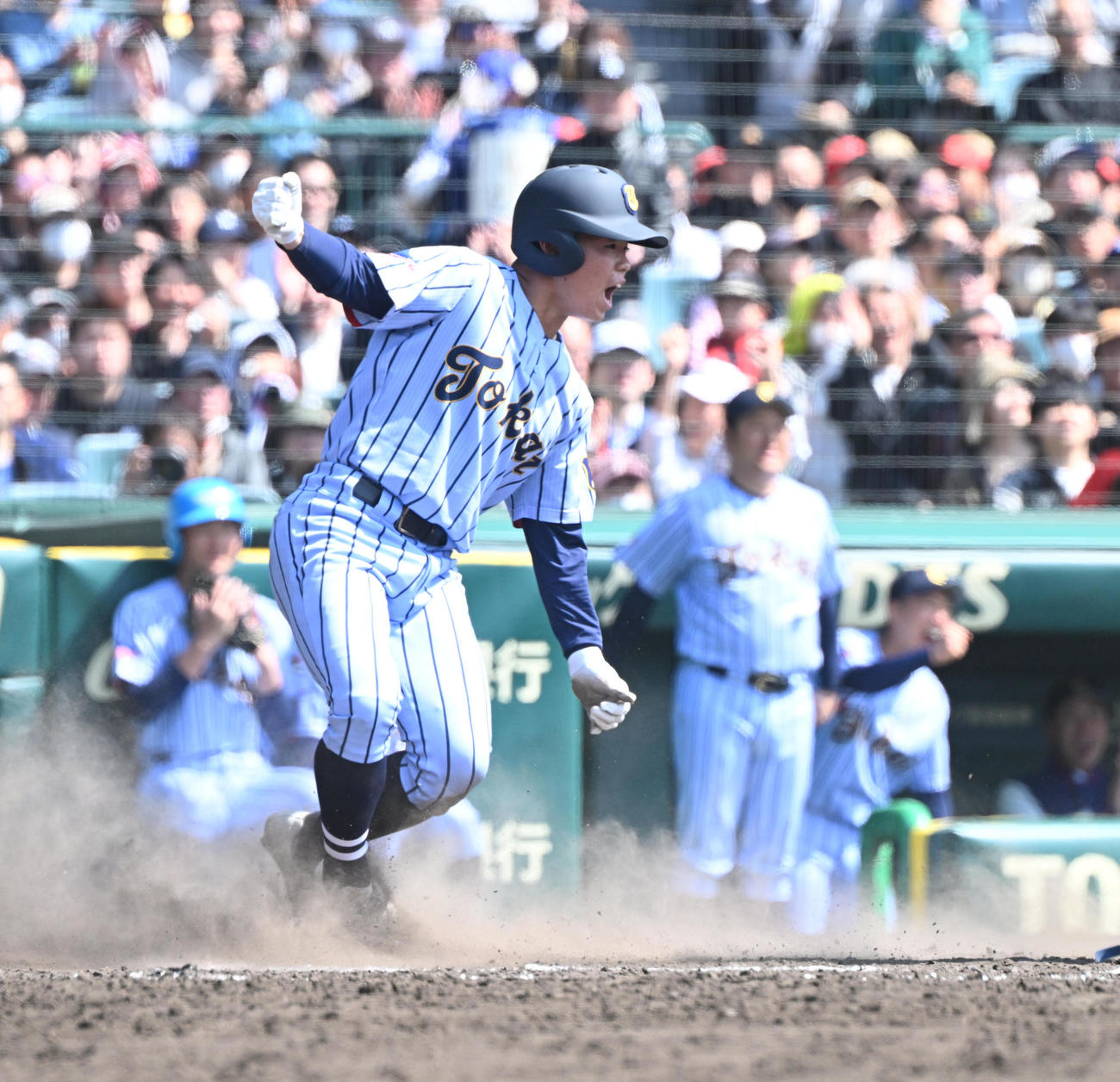 東海大札幌対日本航空石川　9回表東海大札幌2死一、二塁、鈴木の適時打で生還する太田勝心（撮影・和賀正仁）