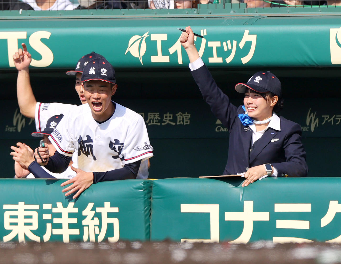 東海大札幌対日本航空石川　ベンチでガッツポーズする日本航空石川の横田記録員（右）（撮影・上山淳一）