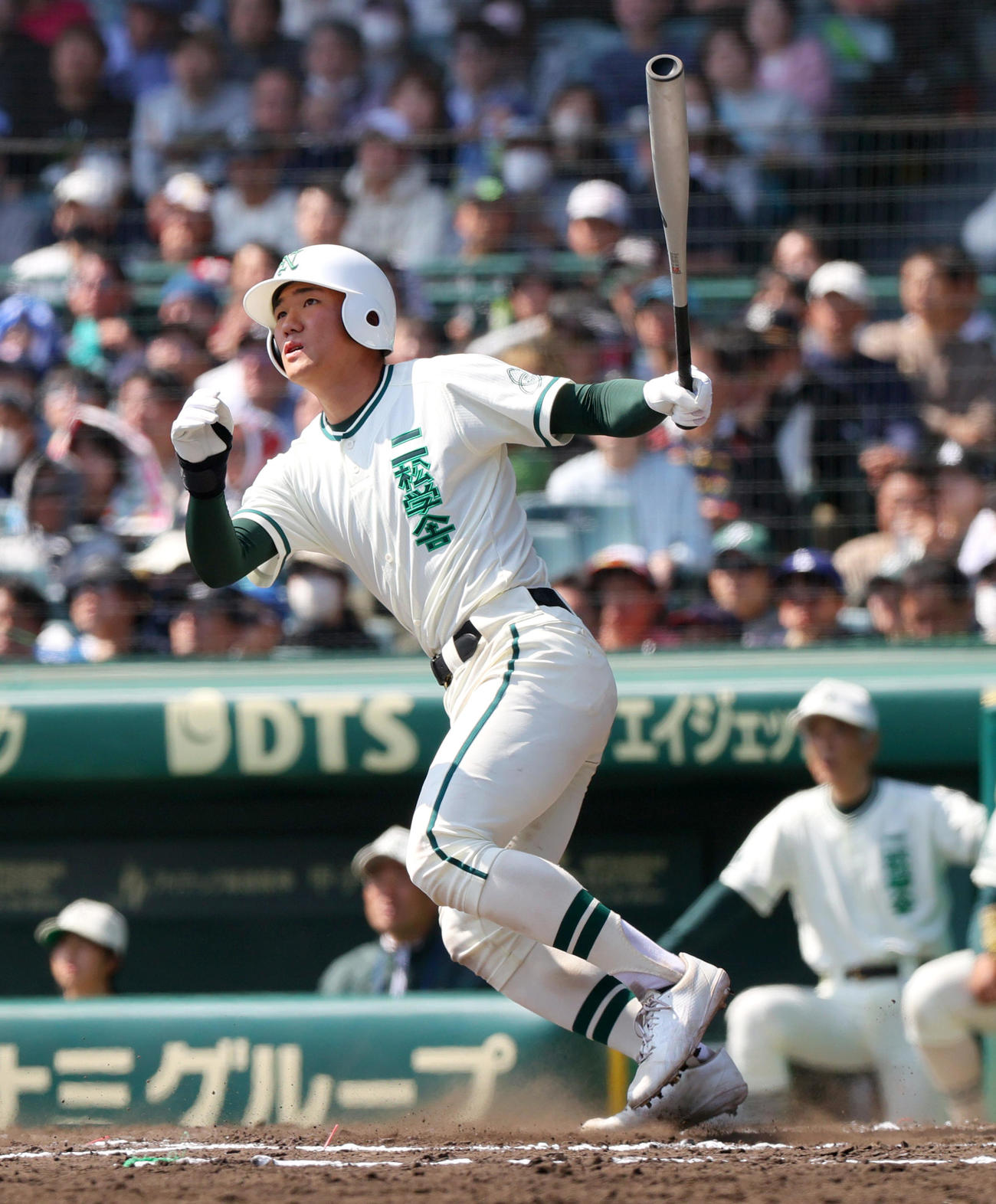花巻東対二松学舎大付　7回裏二松学舎大付無死一塁、永尾は左越え2点本塁打を放つ（撮影・上山淳一）