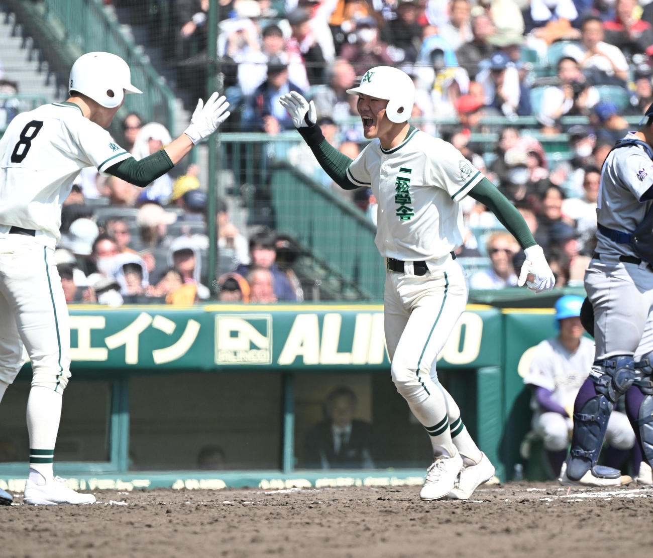 巻東対二松学舎大付　7回裏二松学舎大付無死一塁、左越え本塁打を放ち生還する永尾（撮影・和賀正仁）