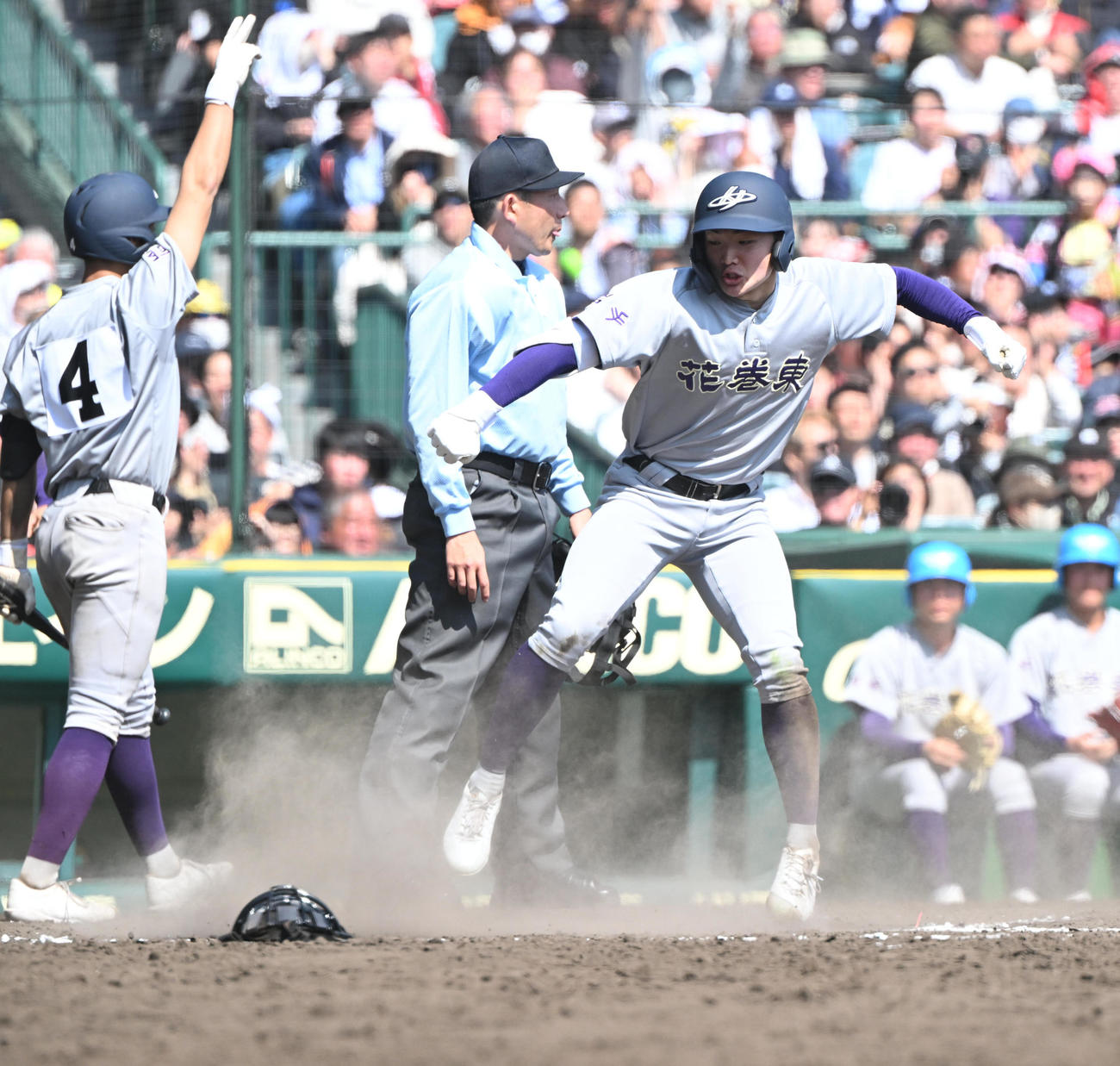 花巻東対二松学舎大付　8回表花巻東2死二塁、左前適時打を放った佐藤は相手後逸の間に生還する（撮影・和賀正仁）