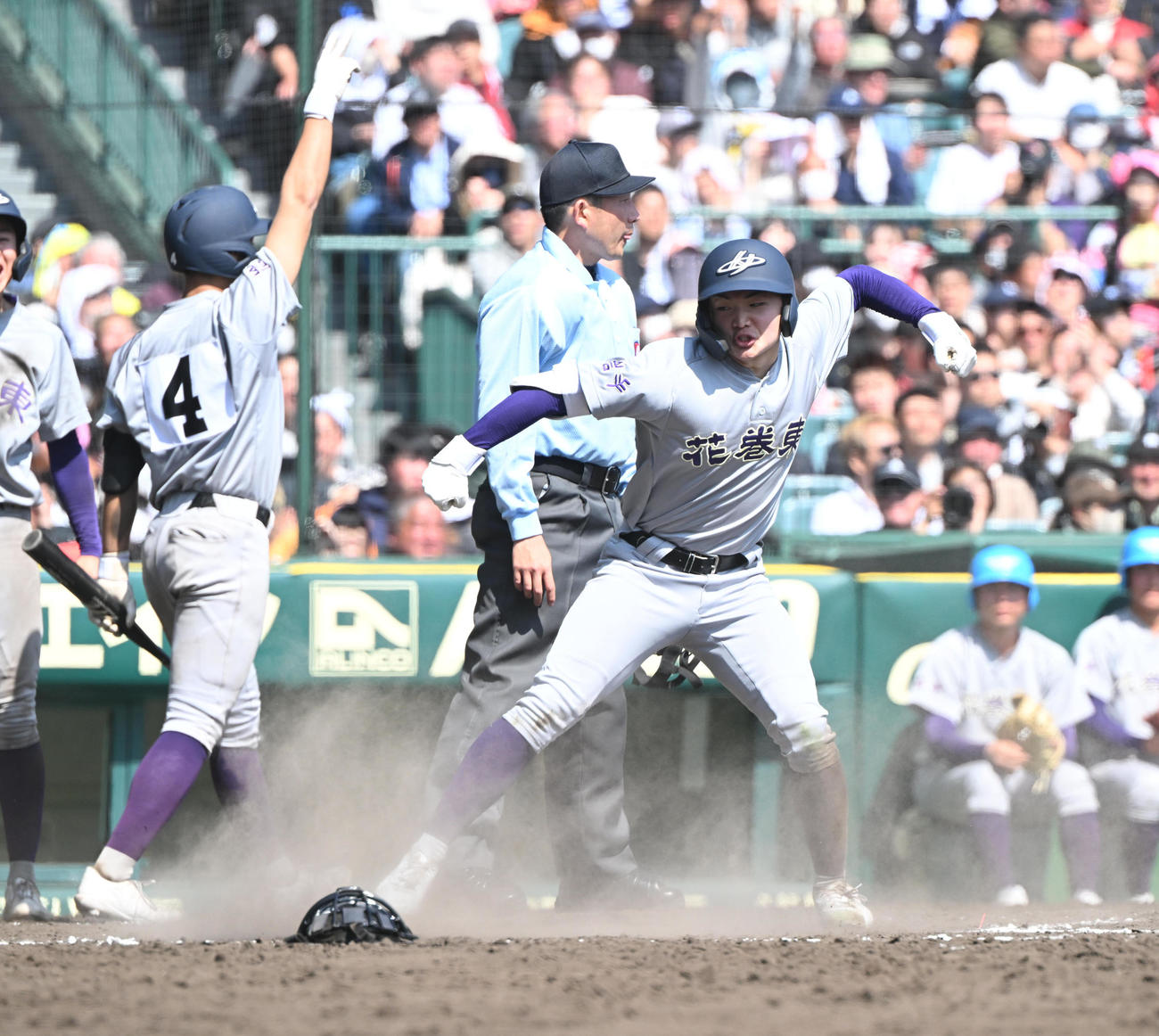 花巻東対二松学舎大付　8回表花巻東2死二塁、左前適時打を放った佐藤は相手後逸の間に生還する（撮影・和賀正仁）