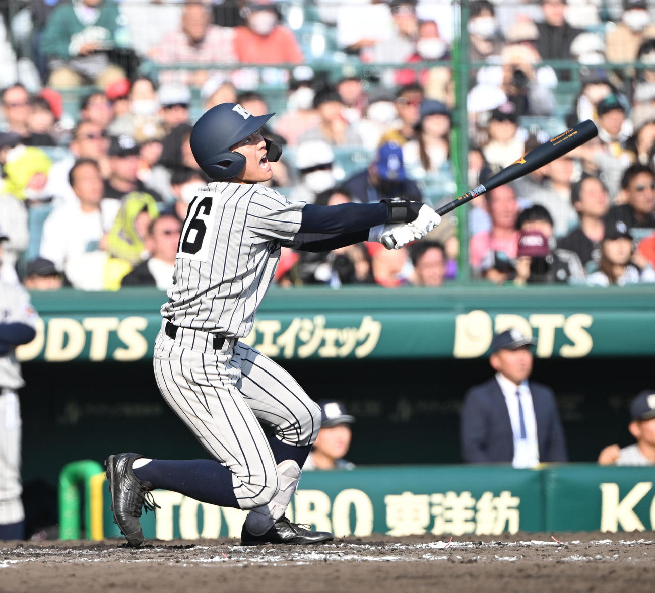 健大高崎対敦賀気比　6回裏敦賀気比無死満塁、中犠飛を放つ小西（撮影・和賀正仁）