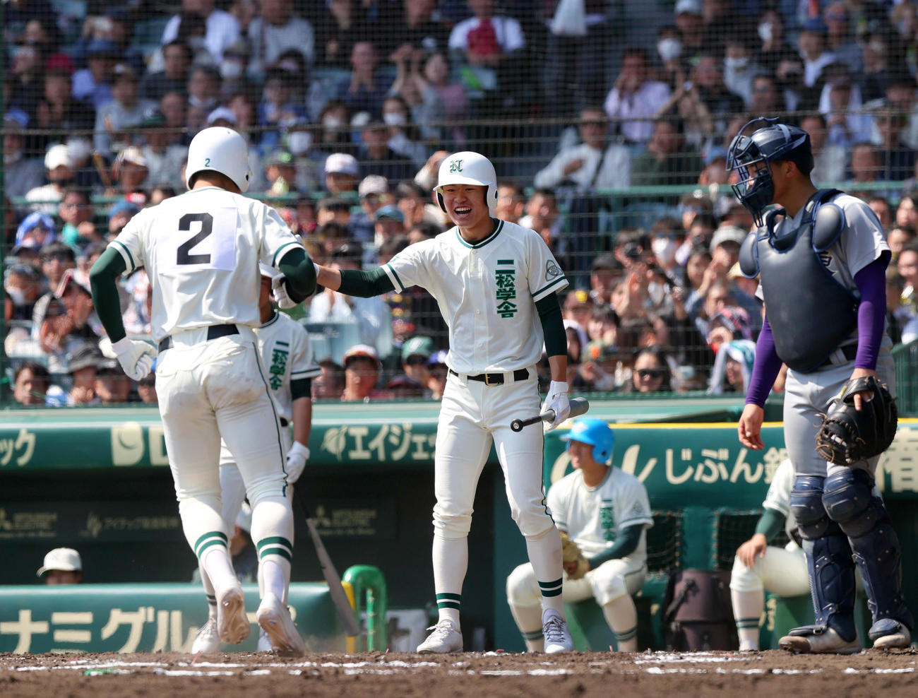 花巻東対二松学舎大付　7回裏二松学舎大付無死一塁、永尾（左）は左越え2点本塁打を放ち次打者・花沢から出迎えを受ける。右は捕手・高橋蓮（撮影・上山淳一）