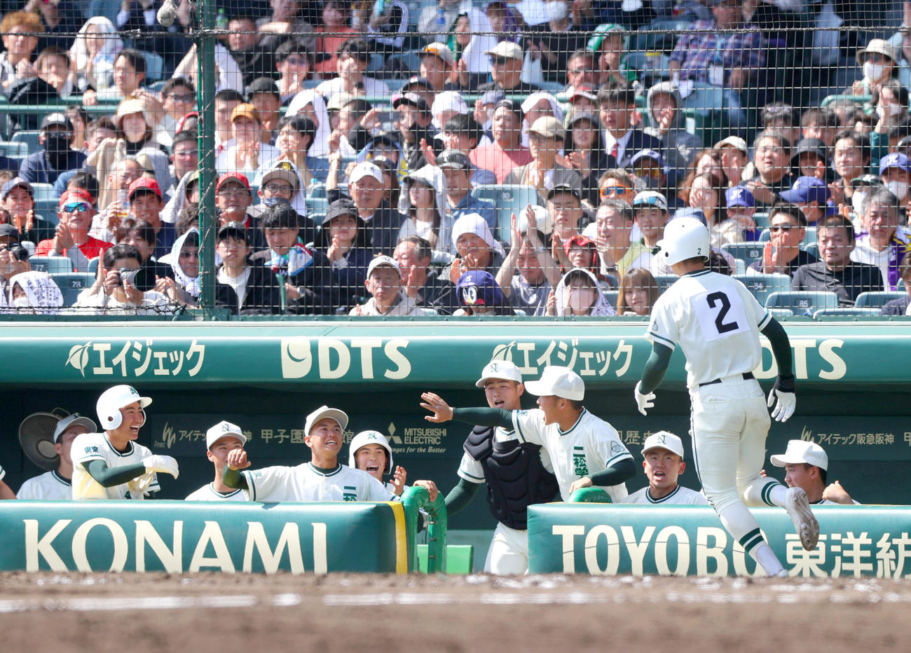 花巻東対二松学舎大付　7回裏二松学舎大付無死一塁、永尾（手前）は左越え2点本塁打を放ちナインらから出迎えを受ける（撮影・上山淳一）