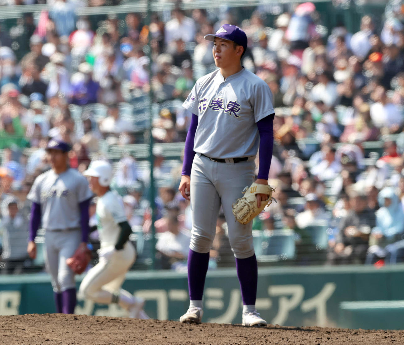花巻東対二松学舎大付　7回裏二松学舎大付無死一塁、投手・金野（手前）は永尾に左越え2点本塁打を被弾する（撮影・上山淳一）