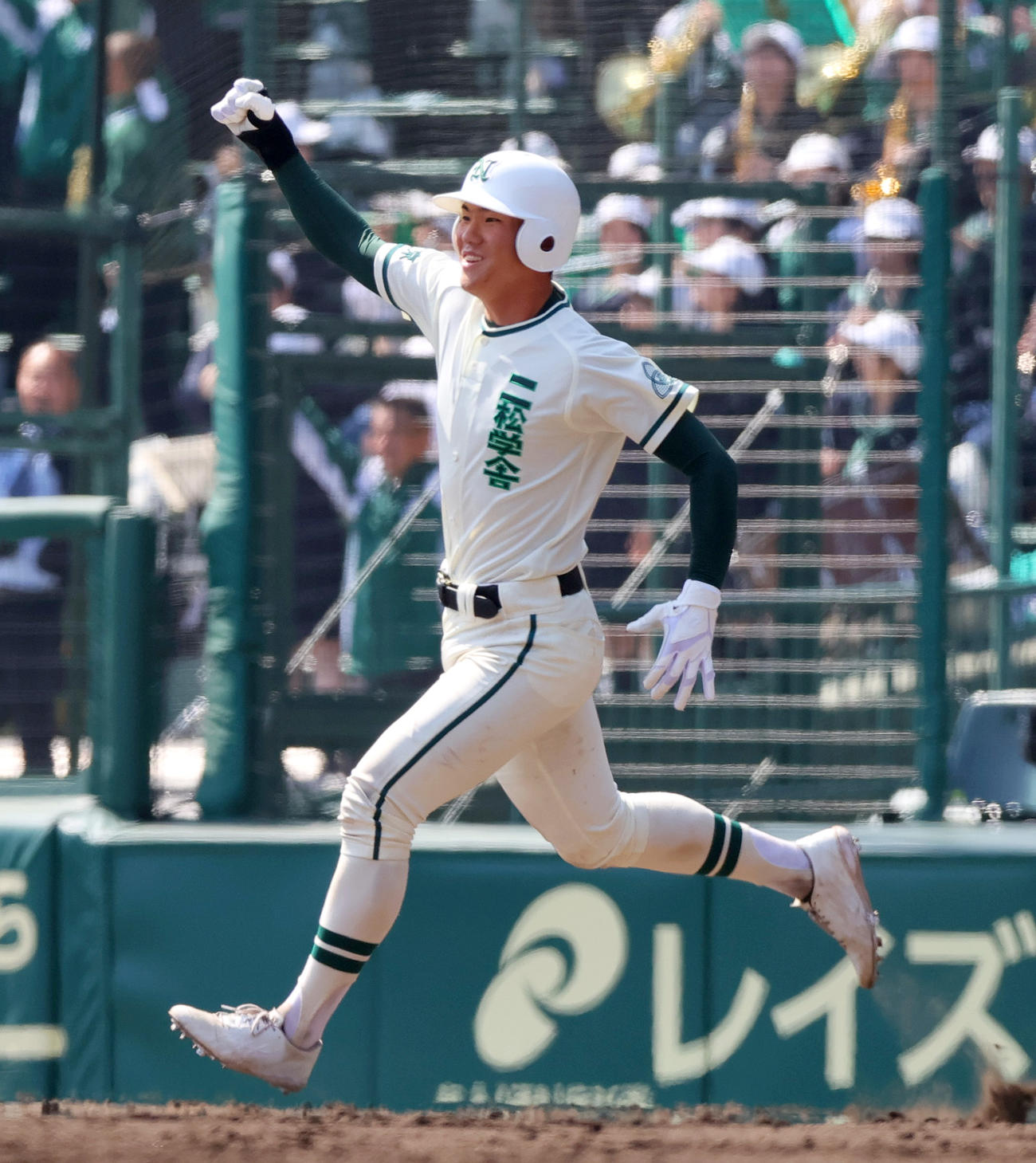 花巻東対二松大付　7回裏二松学舎大付無死一塁、永尾愛蓮は左越え2点本塁打を放ちガッツポーズでダイヤモンドを1周する（撮影・上山淳一）
