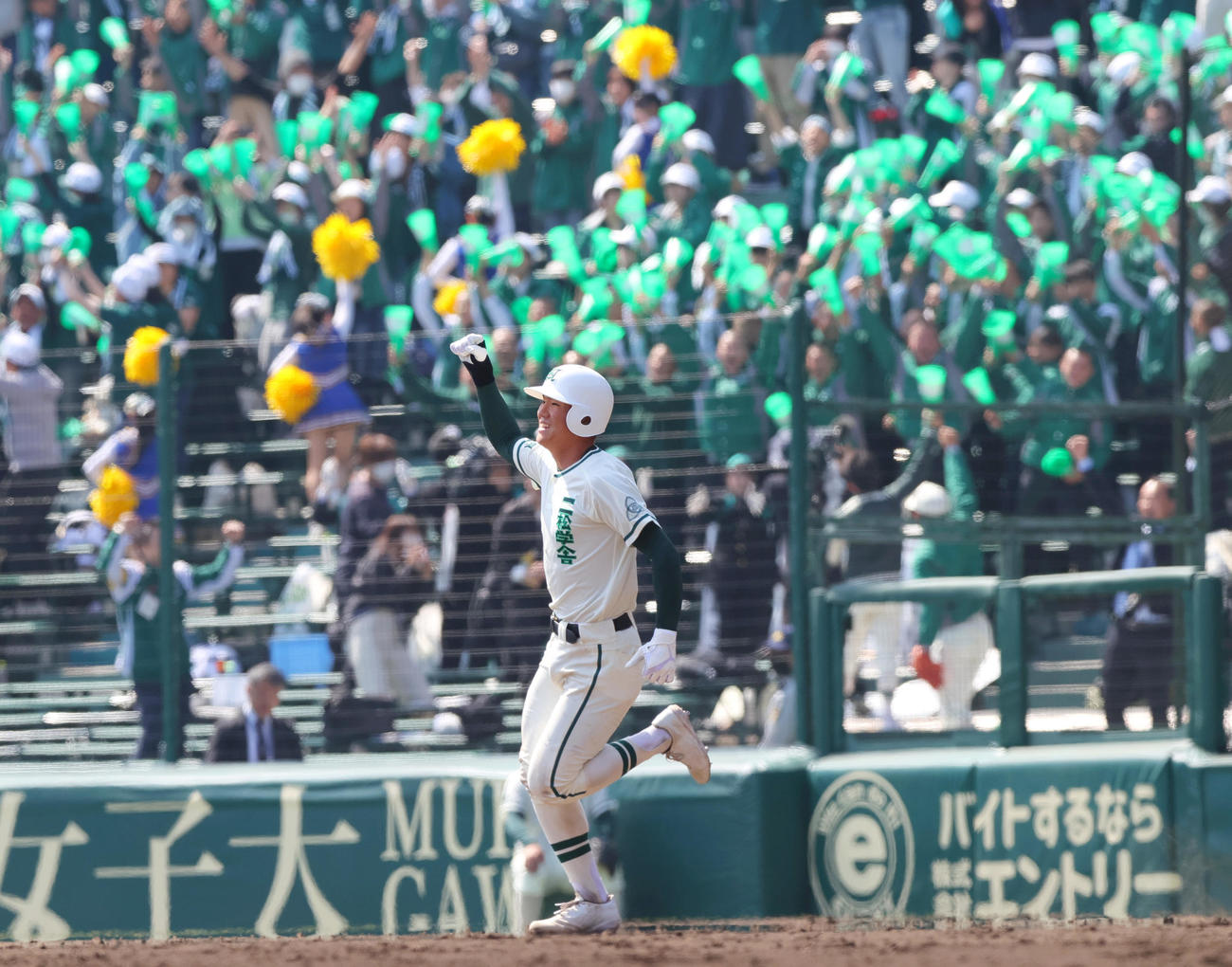 花巻東対二松大付　7回裏二松学舎大付無死一塁、永尾愛蓮は左越え2点本塁打を放ちガッツポーズでダイヤモンドを1周する（撮影・上山淳一）