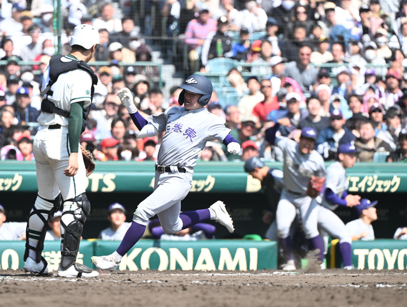 花巻東対二松学舎大付　8回表花巻東2死二塁、左前適時打を放った佐藤は相手後逸の間に生還する（撮影・和賀正仁）