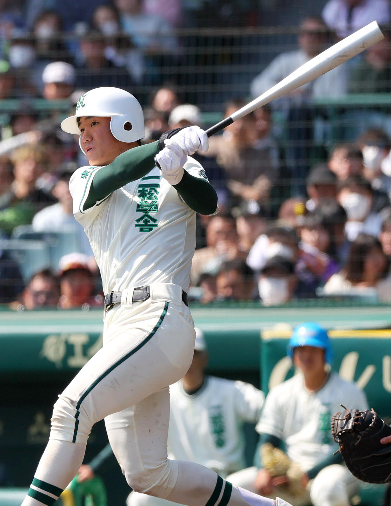 花巻東対二松学舎大付　7回裏二松学舎大付無死一塁、永尾は左越え2点本塁打を放つ（撮影・上山淳一）