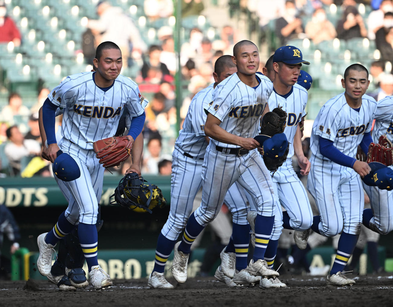 健大高崎対敦賀気比　敦賀気比に勝利し応援団にあいさつに向かう健大高崎・石垣（左）（撮影・和賀正仁）