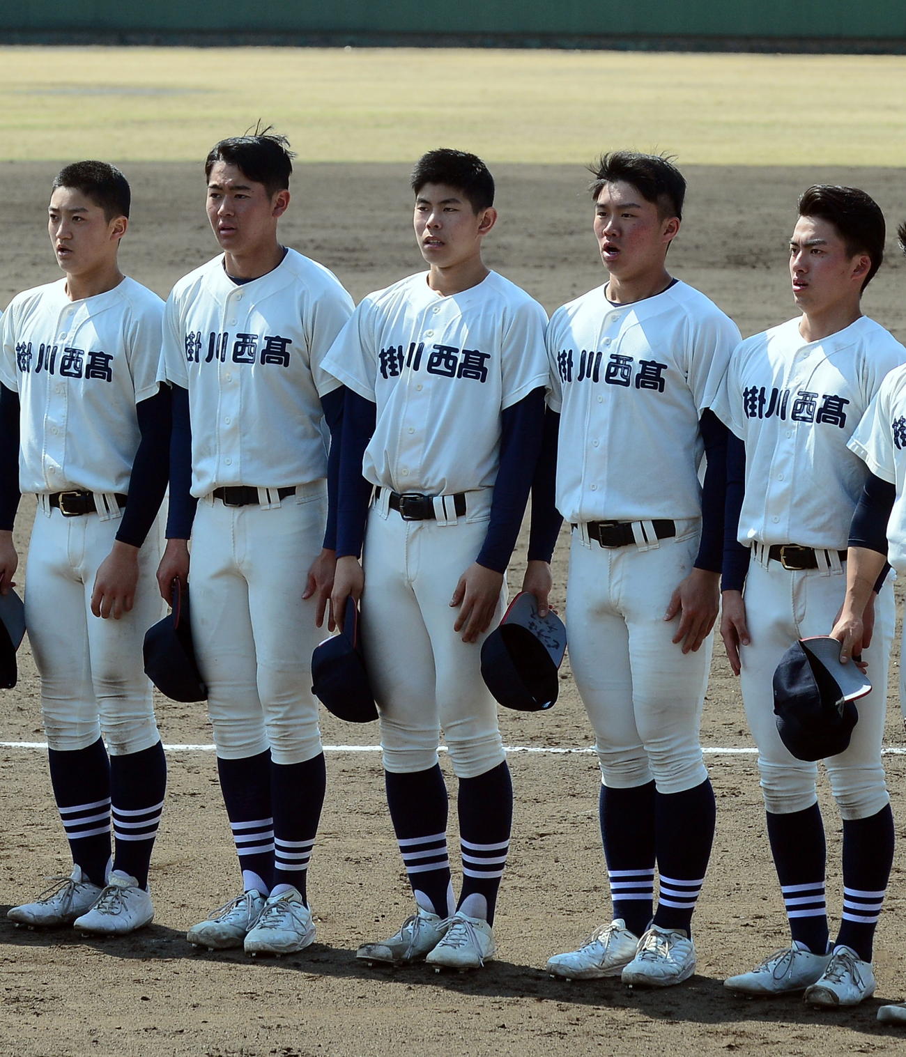 チームメートと応援席にあいさつする掛川西・古岡（中央）