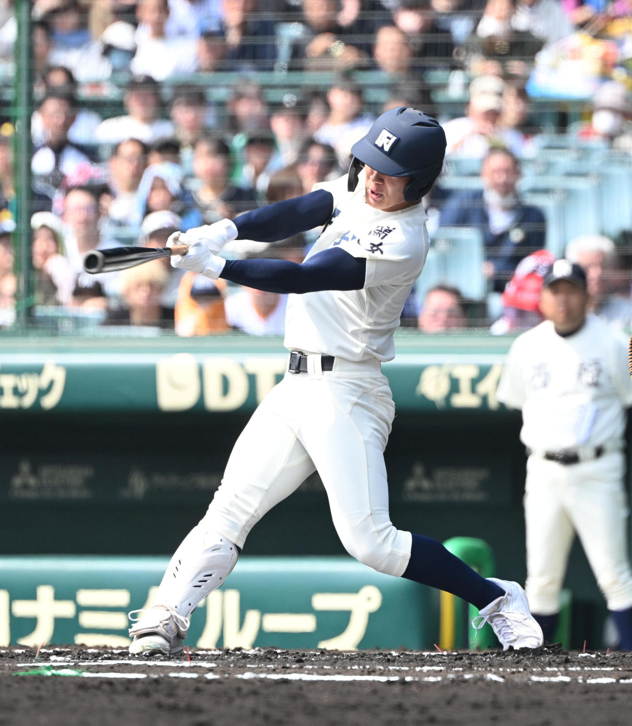 西日本短大付対山梨学院　1回表西日本短大付2死一、三塁、右翼へランニングホームランを放つ安田（撮影・和賀正仁）