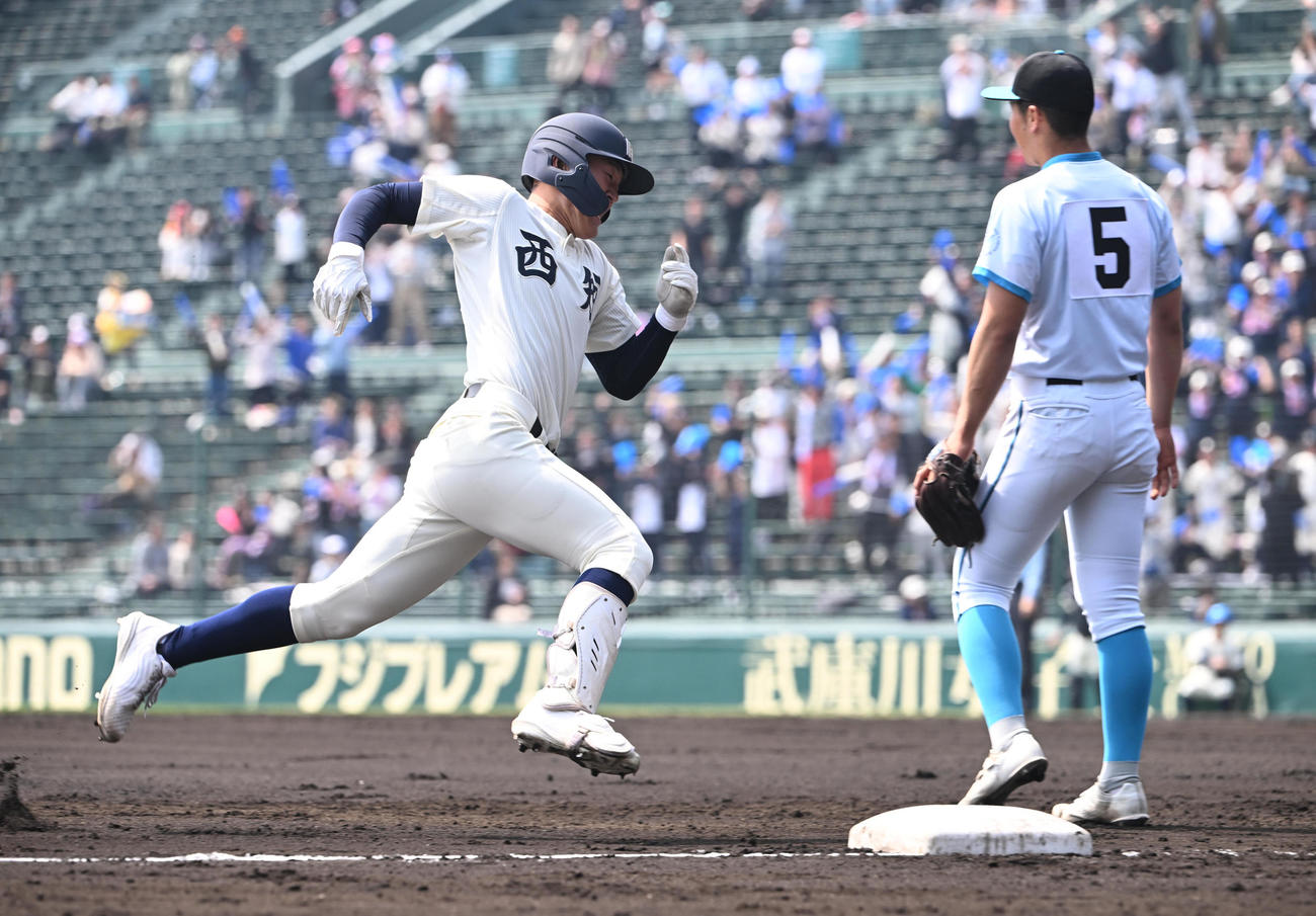 西日本短大付対山梨学院　1回表西日本短大付2死一、三塁、右翼へランニングホームランを放ち生還する安田（撮影・和賀正仁）
