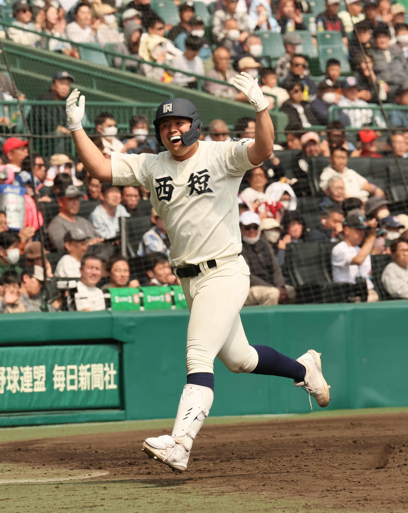 西日本短大付対山梨学院　4回表西日本短大付1死二塁、佐藤は左越え2点本塁打を放つ（撮影・宮崎幸一）