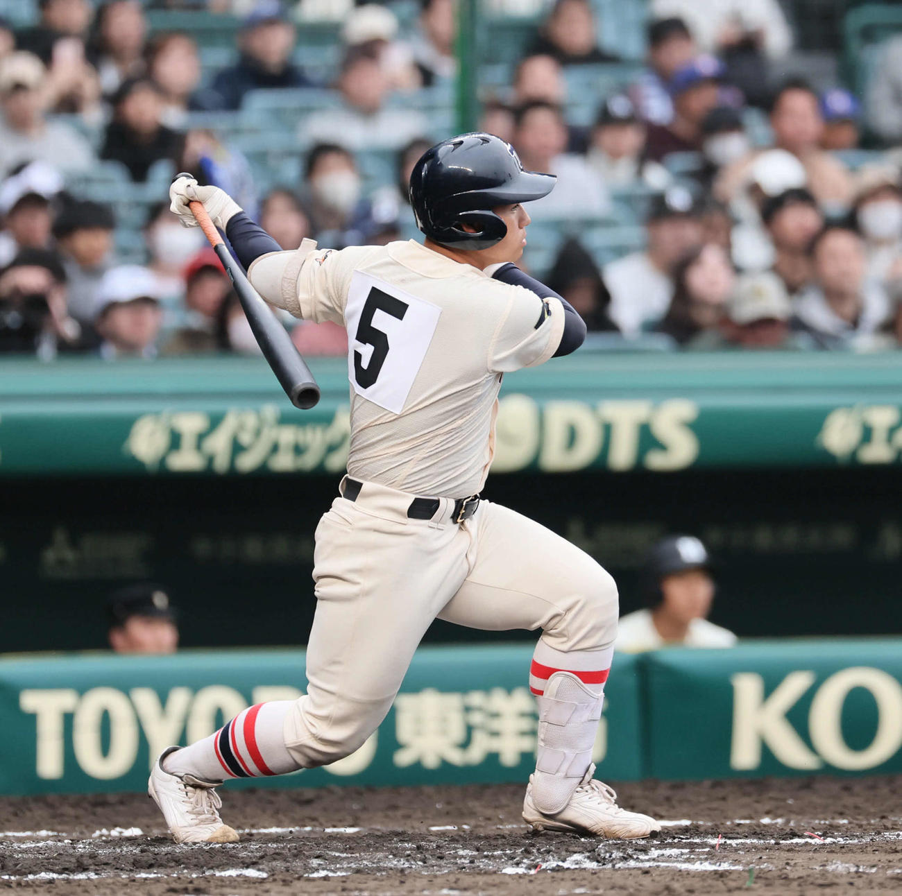 広島商対東洋大姫路　6回裏東洋大姫路1死満塁、渡辺裕は左前適時打を放つ（撮影・宮崎幸一）