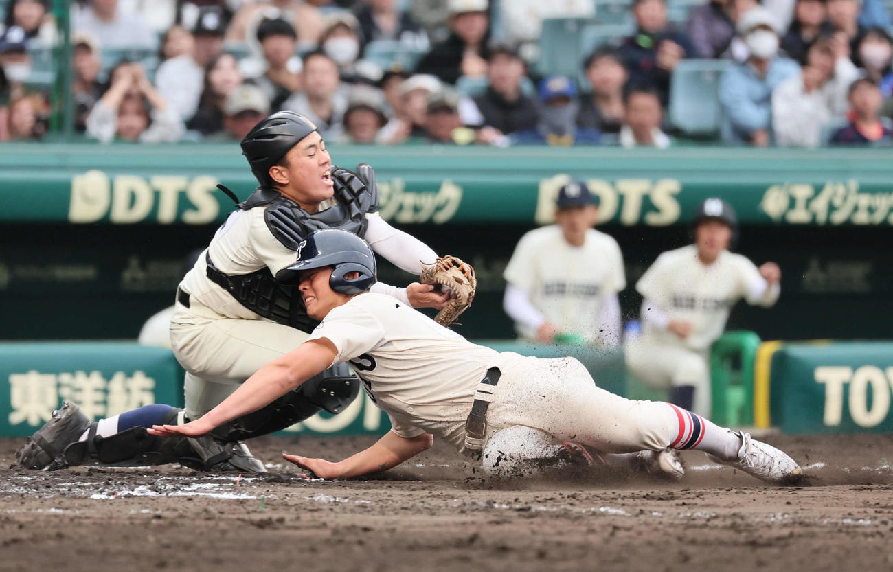 広島商対東洋大姫路　6回裏東洋大姫路1死満塁、木村は渡辺裕の左前適時打で生還を狙うがタッチアウト（撮影・宮崎幸一）