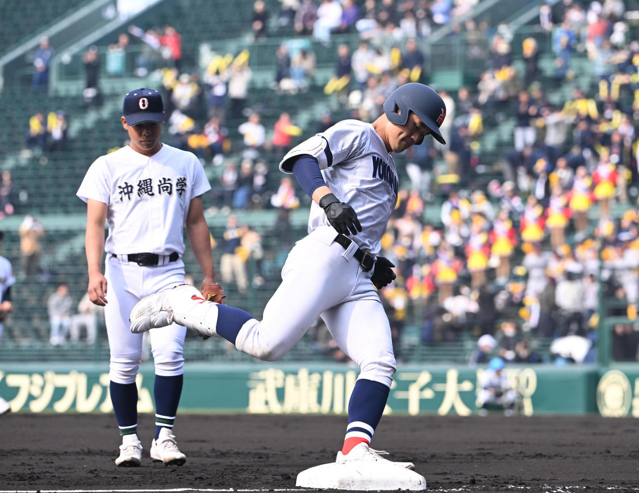 横浜対沖縄尚学、1回表横浜無死一、三塁、右越え3点本塁打を放った阿部葉（撮影・和賀正仁）