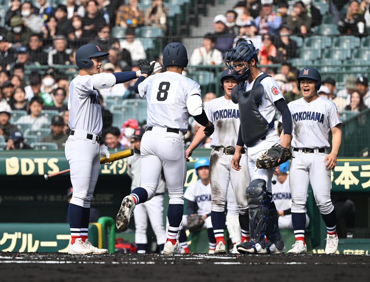 横浜対沖縄尚学、1回表横浜無死一、三塁、右越え3点本塁打を放ち生還する阿部葉（撮影・和賀正仁）
