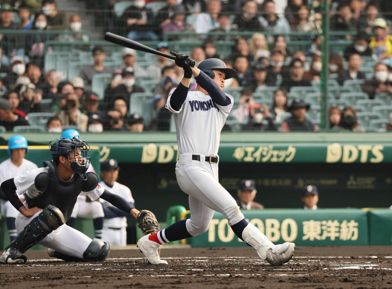 横浜対沖縄尚学　1回表横浜無死一、三塁、阿部葉は右中間に先制3点本塁打を放つ（撮影・宮崎幸一）