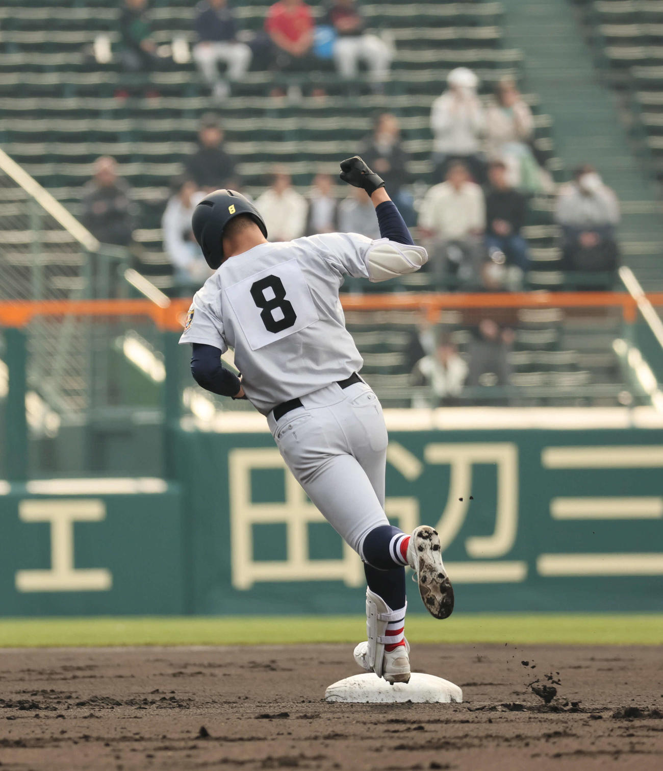 横浜対沖縄尚学　1回表横浜無死一、三塁、阿部葉は右中間に先制3点本塁打を放つ（撮影・宮崎幸一）