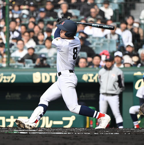 【センバツ】横浜主将の阿部葉太が初回先制３ラン　沖縄尚学先発・新垣の直球を右中間にぶち込む