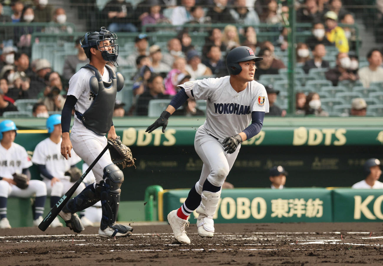 横浜対沖縄尚学　1回表横浜無死一、三塁、阿部葉は右中間に先制3点本塁打を放つ（撮影・宮崎幸一）