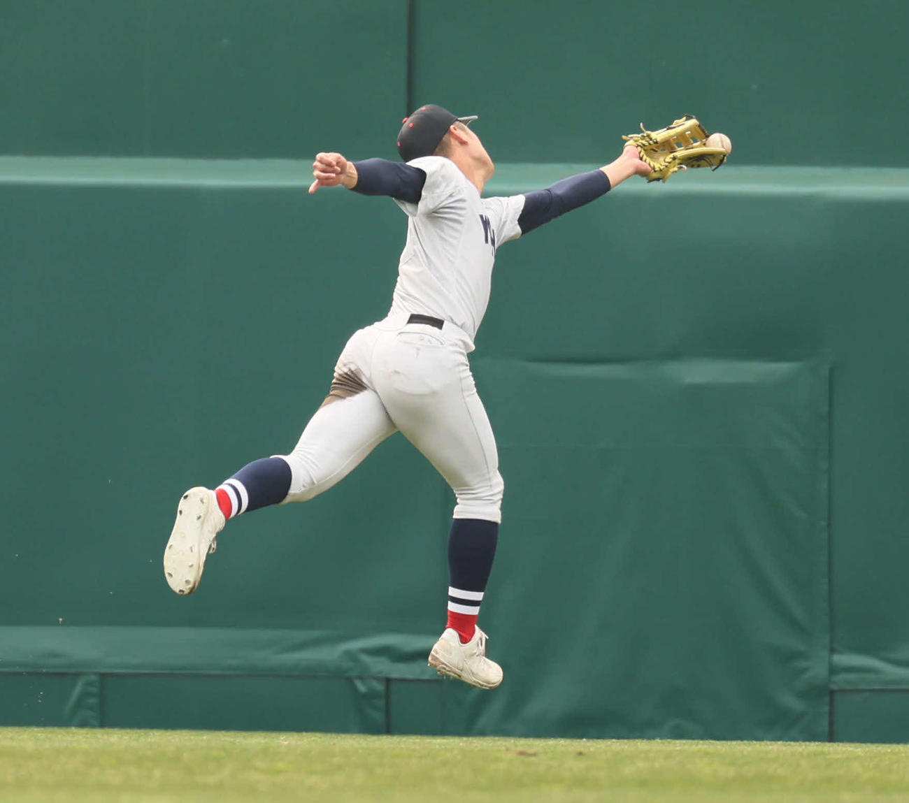 横浜対沖縄尚学　3回裏沖縄尚学2死二塁、阿部葉は比嘉の打球にグラブを伸ばすがはじき、再度捕球を試みるが届かず、適時三塁適時打ちなる（撮影・宮崎幸一）